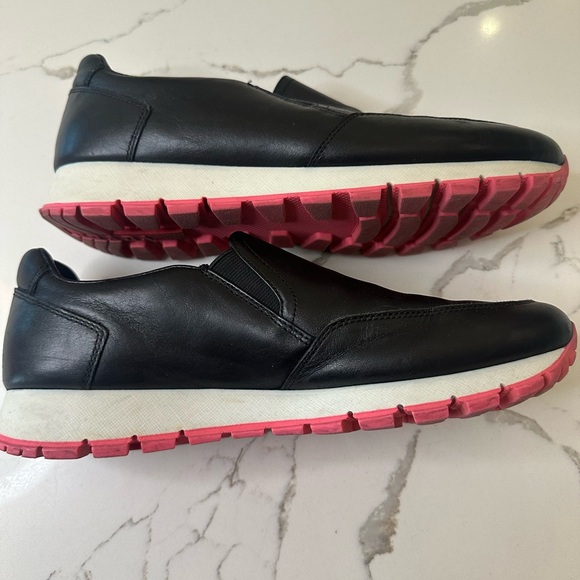 PRADA - Picture 7 of 10